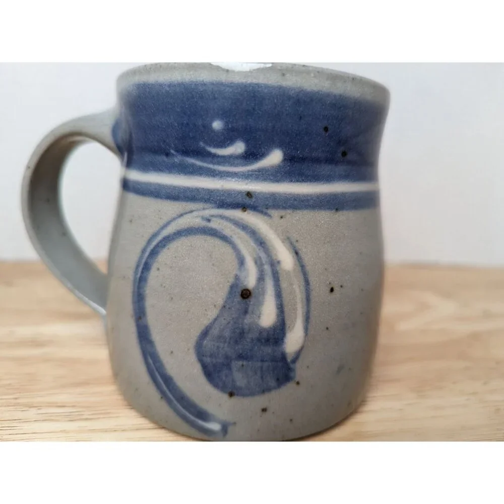 Lynn Lais‎ Stoneware Mug marked Studio pottery wave blue gray white 3 1/2 inch
